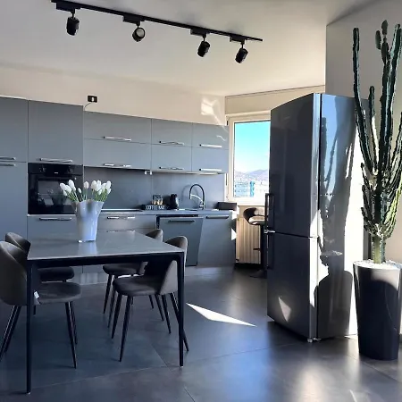 Panoramic Penthouse - Jacuzzi - Private Parking Apartament Brescia